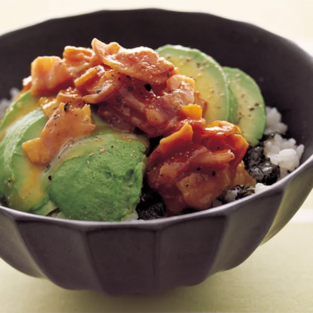 【画像を見る】ベーコンのこうばしさが際立つ「濃厚カルボ丼」