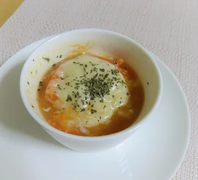 【画像を見る】本当にトマトに冷ご飯を詰めて、ひと手間加えてレンチンするだけで、美味しいリゾットができるんです