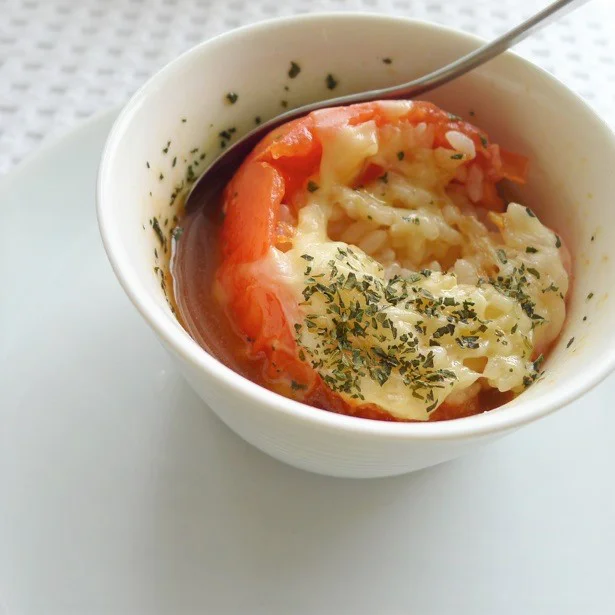 スプーンを入れると、熱々のトマトとトロトロのチーズ、スープとご飯が食欲をそそる～