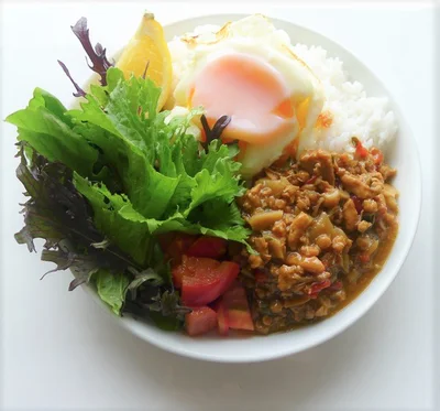 ひと皿に盛り付けると、オシャレなカフェ飯風でおいしそう！野菜を一緒に盛り付けるとヘルシーな一品に