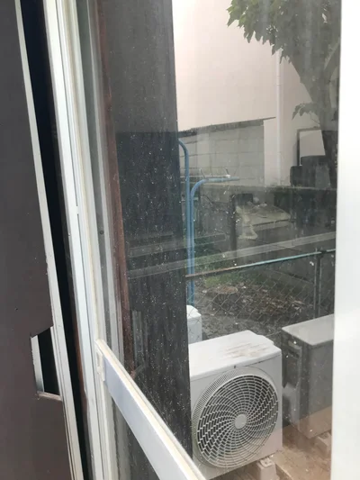 【写真を見る】見るも無残に砂ぼこりで覆われた窓ガラス