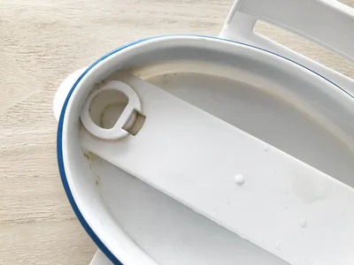 お見せするのも申し訳ないくらい、汚れてしまったフタ裏