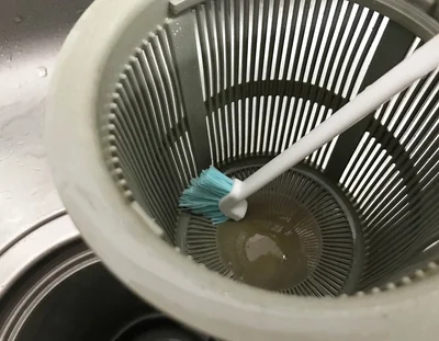 直角ブラシで、洗いにくいゴミ受けの底部分もラク～にゴシゴシ