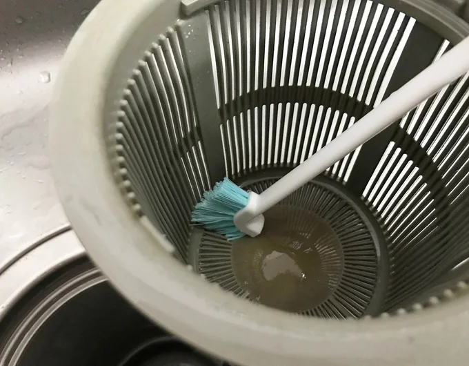 直角ブラシで、洗いにくいゴミ受けの底部分もラク~にゴシゴシ