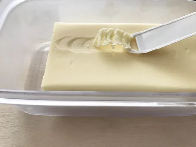 ピーラー部をバターに軽く引っかけ、スーッと手前に引くだけ