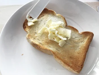 薄～く削れたバターをトーストの上に
