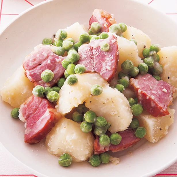 【画像を見る】粉チーズで風味よく仕上げた「じゃがいもとグリーンピースのベーコン煮」