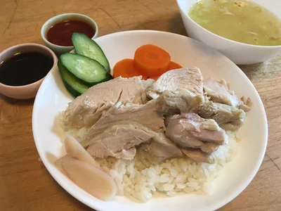 【画像を見る】Uさんちのある日のお昼ごはん。ゆでた鶏肉をご飯に乗っけてカオマンガイ。