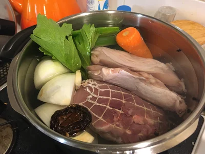 材料は鶏もも肉、豚肩ロース肉、玉ねぎ、にんじん、長ねぎの青い部分、しょうがの皮、にんにく。圧力釜で柔らかくなるまで煮込むだけ。