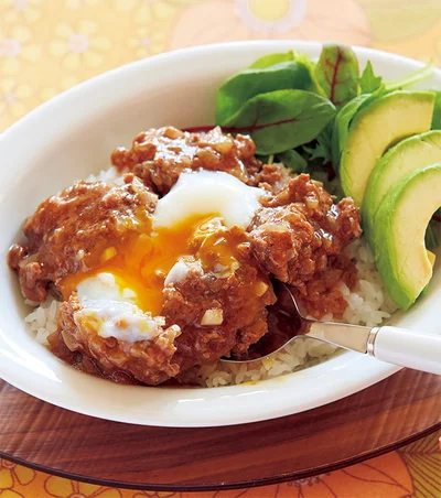 ロコモコ風ライス 〜玉ねぎ入りのひき肉でよりジューシーに！甘辛味でご飯が進む〜