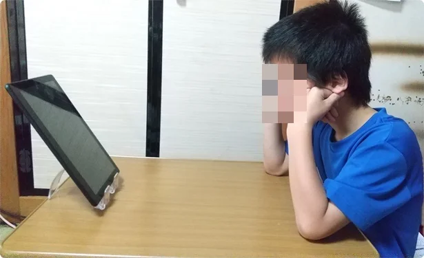 「タブレットスタンド」を遠くに置くと画面が近くならない!
