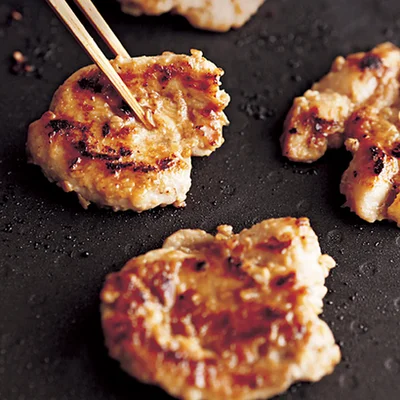 【画像を見る】ごまみそだれでご飯が進む「とりもも焼き肉」