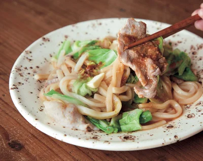 鉄板の組み合わせが食欲をそそる「豚肉とキャベツのみそバターうどん」