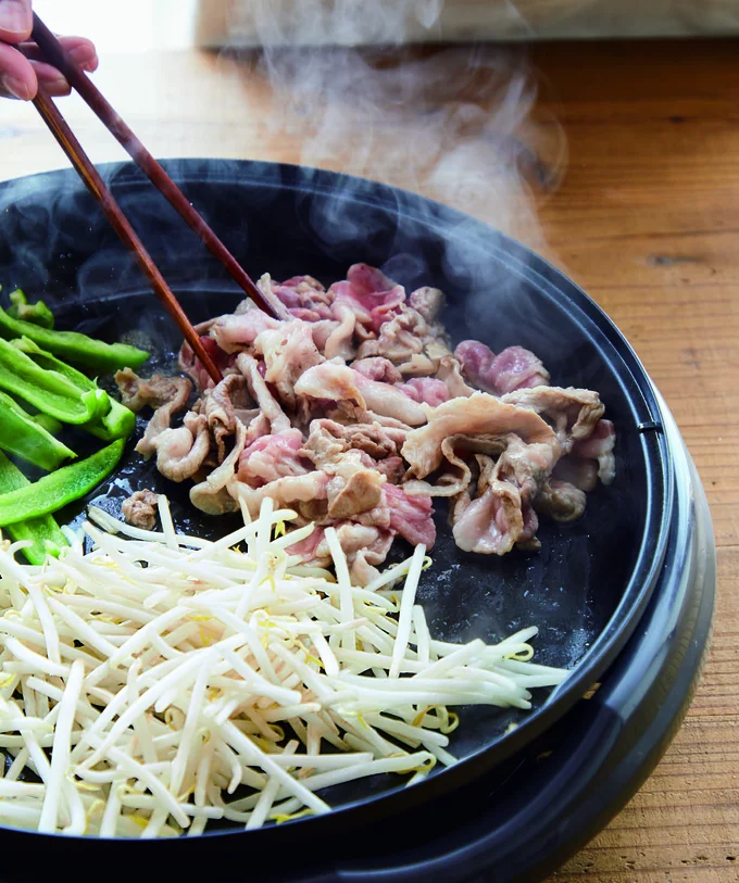 【写真を見る】仕上げは家族におまかせ♪ キッチンにこもらずできるセルフメニューが助かる!
