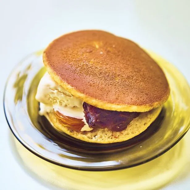 「どら焼きとあんずのアイスサンド」