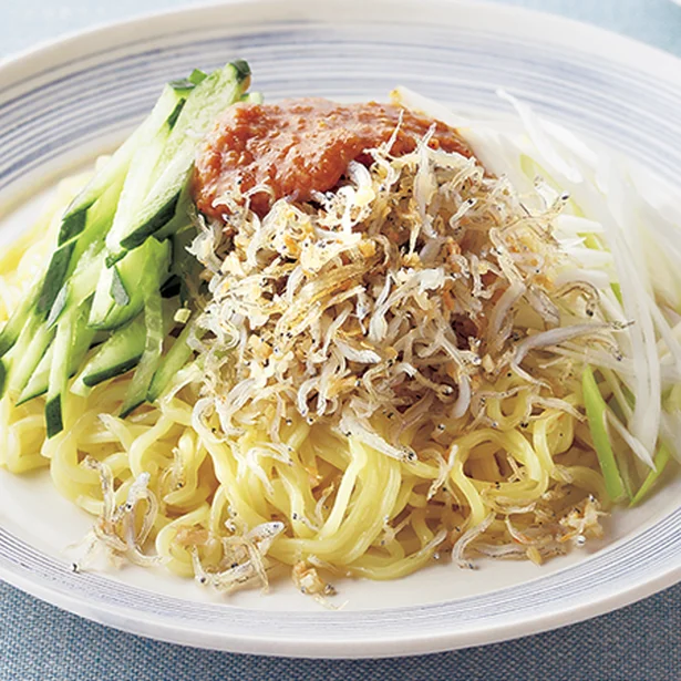 【画像を見る】コクのあるみそだれがおいしい「しらすのジャージャー麺」