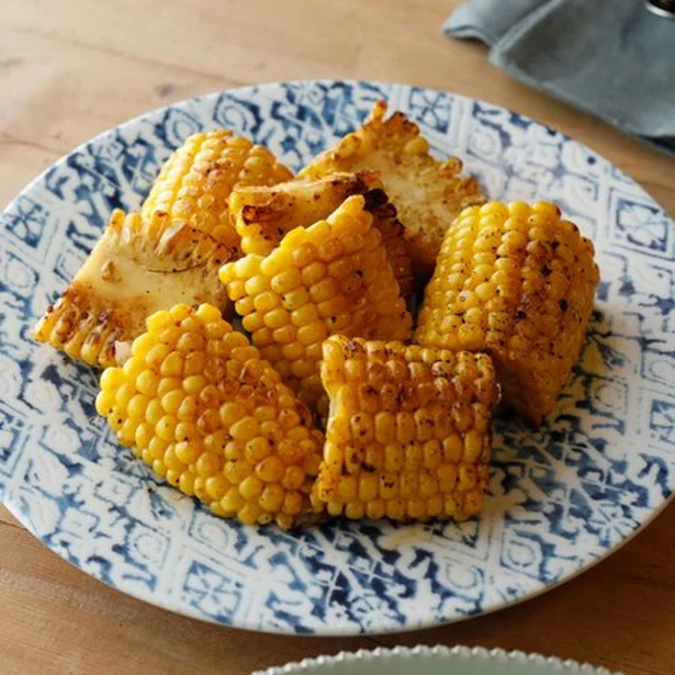 【画像を見る】こんがり香ばしい「スパイシーとうもろこし」