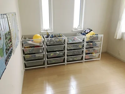 大量のおもちゃを押し込んだ収納