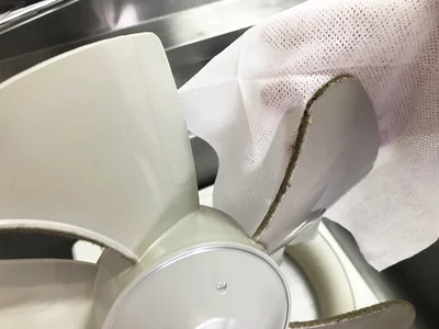 油汚れにホコリがくっついてスゴイことになってる羽根部分でトライ