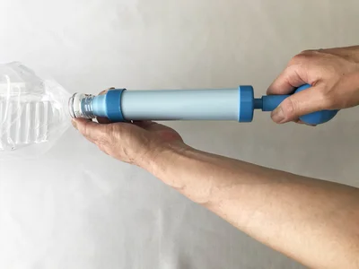 本体を持って、吸い込み口をペットボトルの飲み口に挿入する