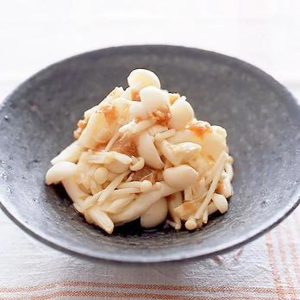 好みのきのこを電子レンジで加熱して、「梅びしお」であえるだけで完成！ 