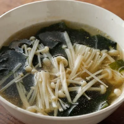【画像を見る】しょうゆとごま油の風味がうれしい「えのきとわかめの中華スープ」