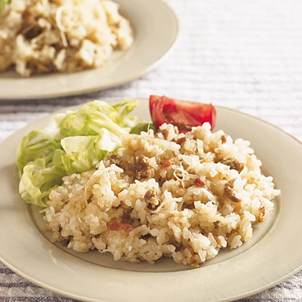 【画像を見る】さわやかな味覚の組み合わせ！「梅しょうがの炊き込みご飯」