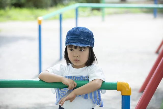 電話しても出ない！ 公園で子どもを勝手に預けていなくなるママ友【お悩み相談】