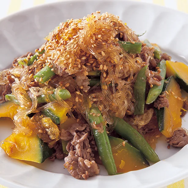 【画像を見る】コクのある味つけでお箸が進む「牛肉と夏野菜のチャプチェ」