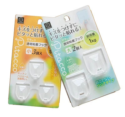 使用したのは▷ピタッコ透明粘着フック（右）大2個入、（左）小3個入/Seria