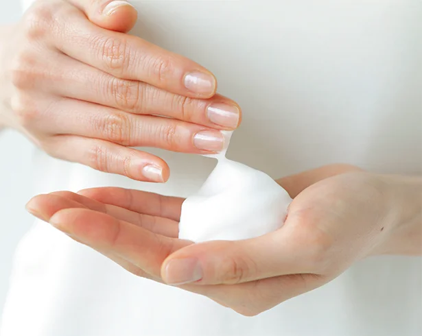 洗顔料をしっかり泡立て、手が肌に直接触 れないように泡を転がしながら洗いましょう。
