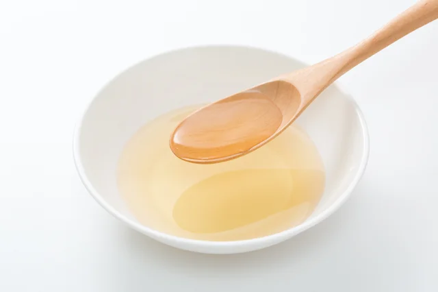 果物や穀類の糖からできたアルコールを酢酸菌の力で発酵させたものが「酢」です