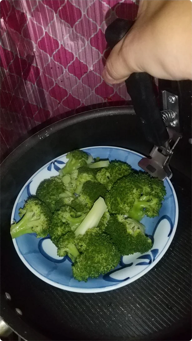 「なべつかみトング」は下向きでも滑らず使いやすい!