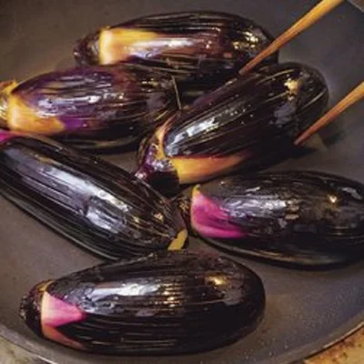 まずはごま油で炒め、美しい紫色をキープしてから煮る