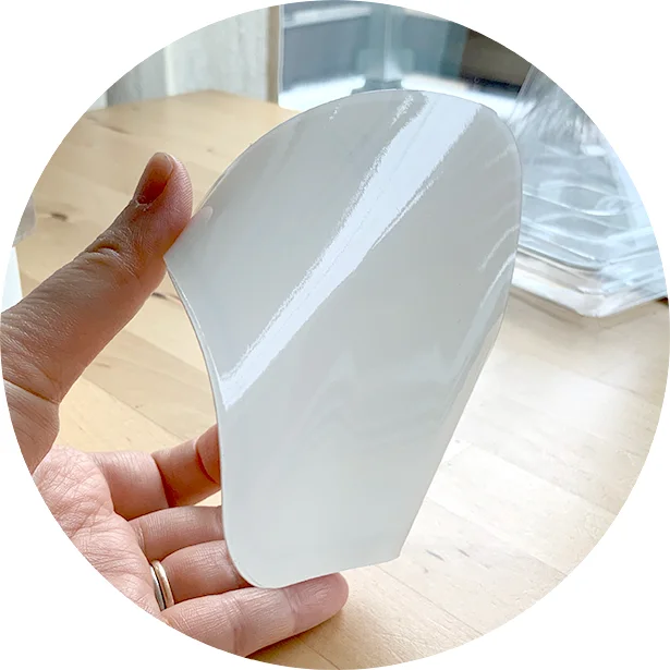 吸盤でもシールでもない特殊素材(マジックシート)は、さわるとお餅のように、もちもちしています!