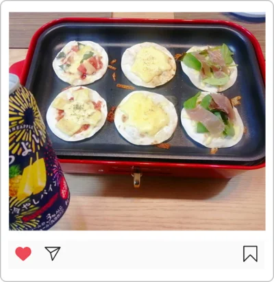 BRUNOのコンパクトホットプレートで『餃子の皮ピザ』。焼いては食べ、焼いては食べ、がちょっぴりアウトドア気分で楽しかったそう。