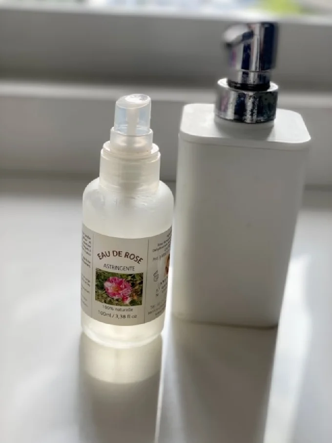自宅用の詰め替え用ボトル&ポンプ。モロッコのローズウォーターが入っていたボトルを再利用しています