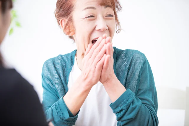 人前ではやめて！ 近所の人のモノマネが上手すぎる母に困っています【お悩み相談】
