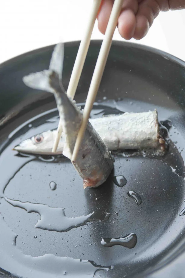 面倒な洗い物もサヨナラ！ 　さんまの塩焼きはフライパンで