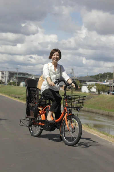 天気のいい日は自社製品の電動アシスト自転車で出勤。子どもを乗せても抜群の安定感でスムーズな走り出し♪