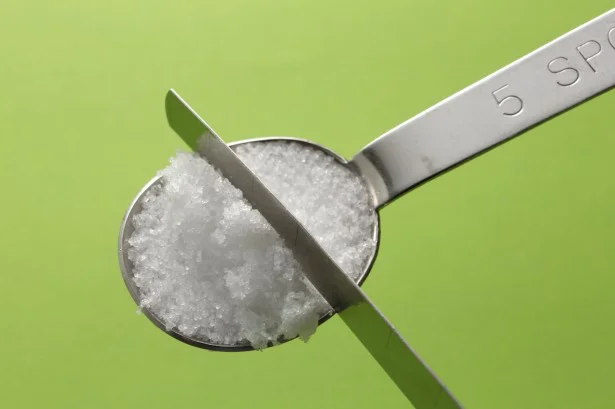 計量スプーンで塩をはかるときは必ず、すりきって表面をならして。