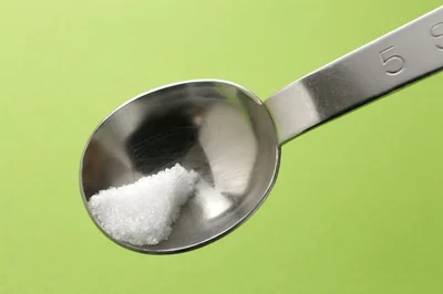 塩小さじ1/6が、1g。最近は少量の塩を計れる計量スプーンもあるので活用して。