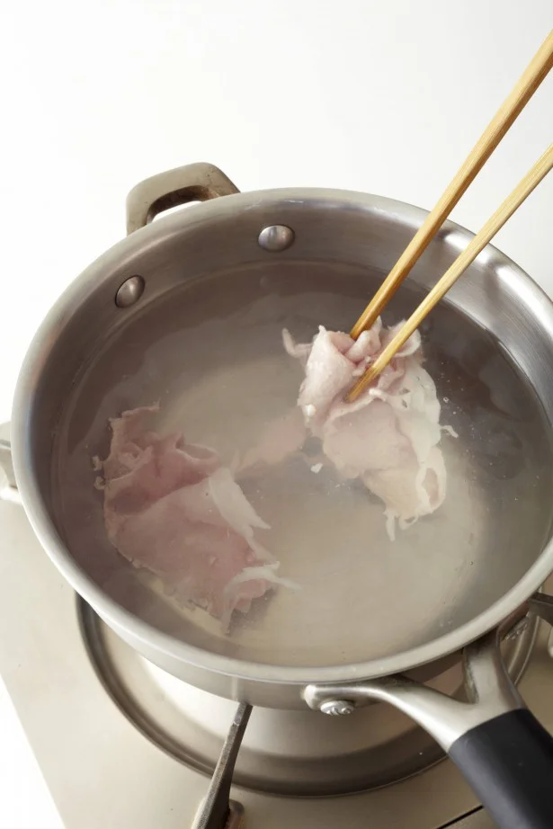 AGEを発生しにくくするためには、ゆでる調理法がおすすめ。70℃（湯を沸騰させず、手をかざすと少し熱が伝わるくらい）でゆでると抗AGEになるだけでなく、肉がしっとり。