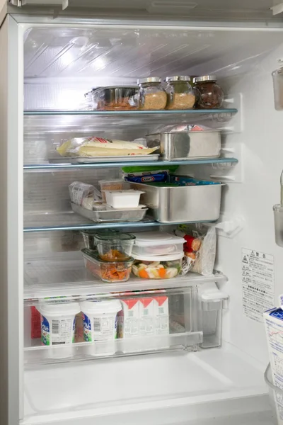 冷蔵室実例の一例。最上段には長期保存できるみそなどを。中段には月単位で消費したい食品やジャムなどの朝食セットを。下段には当日使うものや、残ったおかずなどを。