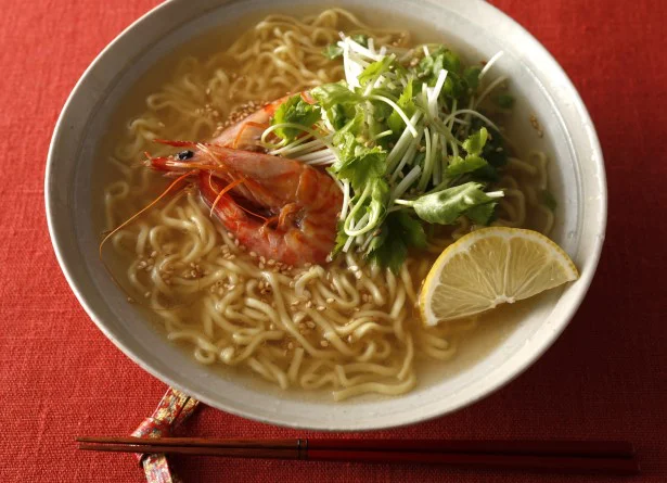 マルちゃん正麺 塩味 で作る「えび塩ラーメン」。だしが出る有頭えびを使って、お正月らしく華やかに。