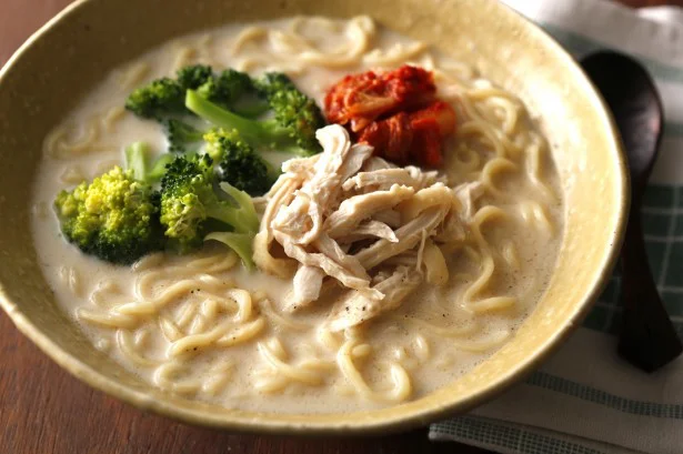サッポロ一番 麺の力　ちゃんぽん で作る「とりミルクちゃんぽん」。コクのあるスープに牛乳が驚くほどマッチ。