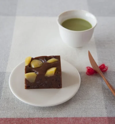 ゆであずきの甘みと、チョコレートのビターな味わいが合う「チョコマロンようかん」