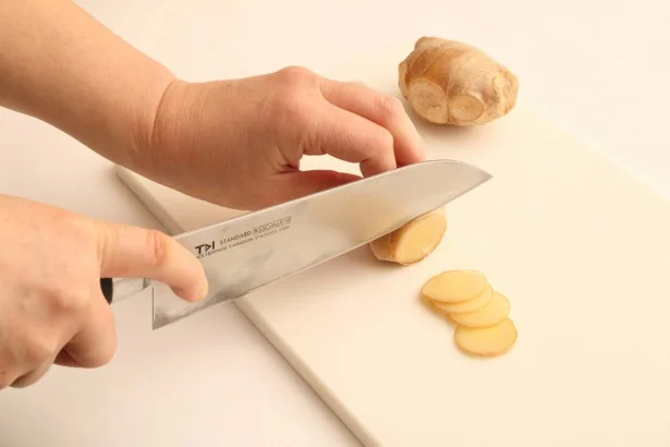 蒸ししょうがの作り方1　「生のしょうがを1ミリ厚さの薄切りにする」