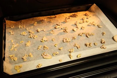 蒸ししょうがの作り方3　「パリパリになったら取り出し、粗熱をとる」