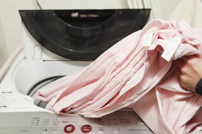 布団カバーを洗うときは裏返しのままで。裏に羽根がついている場合もありますし、カバーにも取り付けやすくなります。